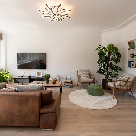 3 Bedroom Duplex With Free Parking *