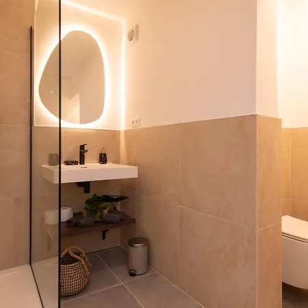 3 Bedroom Duplex With Free Parking شقة أوستيند