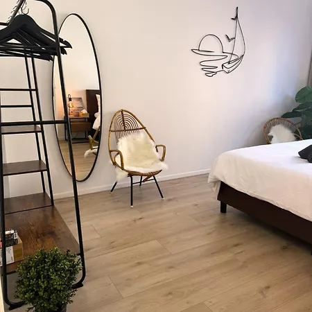 Apartment 3 Bedroom Duplex With Free Parking *