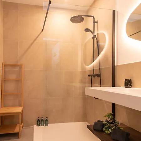 3 Bedroom Duplex With Free Parking *