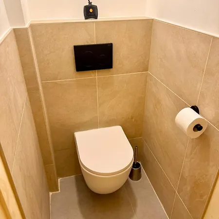3 Bedroom Duplex With Free Parking Apartment *